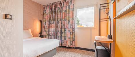 Premium bedding, desk, iron/ironing board, free cots/infant beds