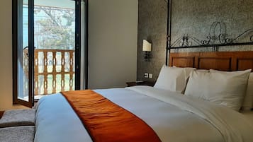 Family Suite, 1 King Bed | Bathroom | Hair dryer, towels