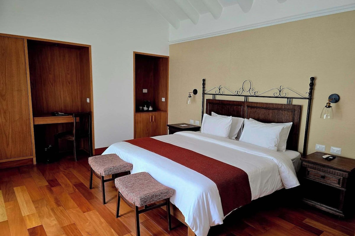 Chambre Premium, 1 très grand lit | Literie de qualité supérieure, coffres-forts dans les chambres, bureau