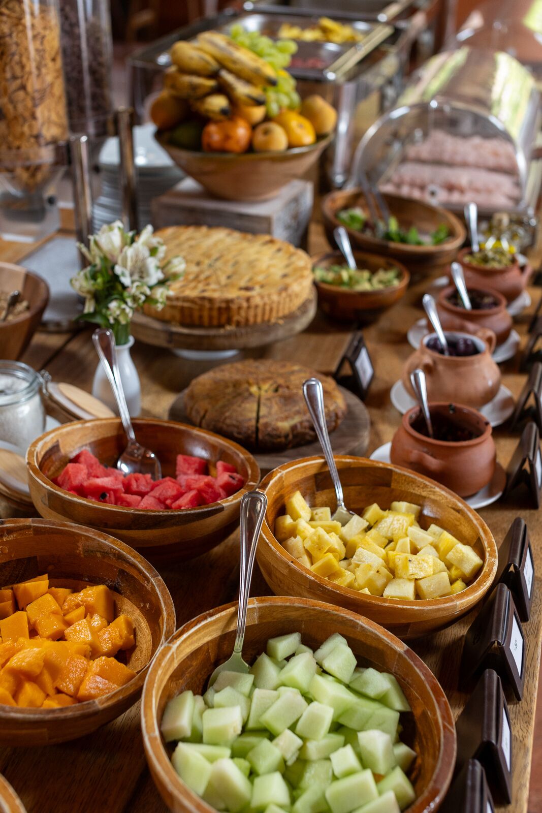 Een buffet met verschillende soorten fruit, groenten en een taart.