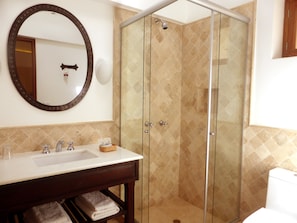 Chambre Premium, 2 lits doubles | Salle de bain | Sèche-cheveux, serviettes fournies