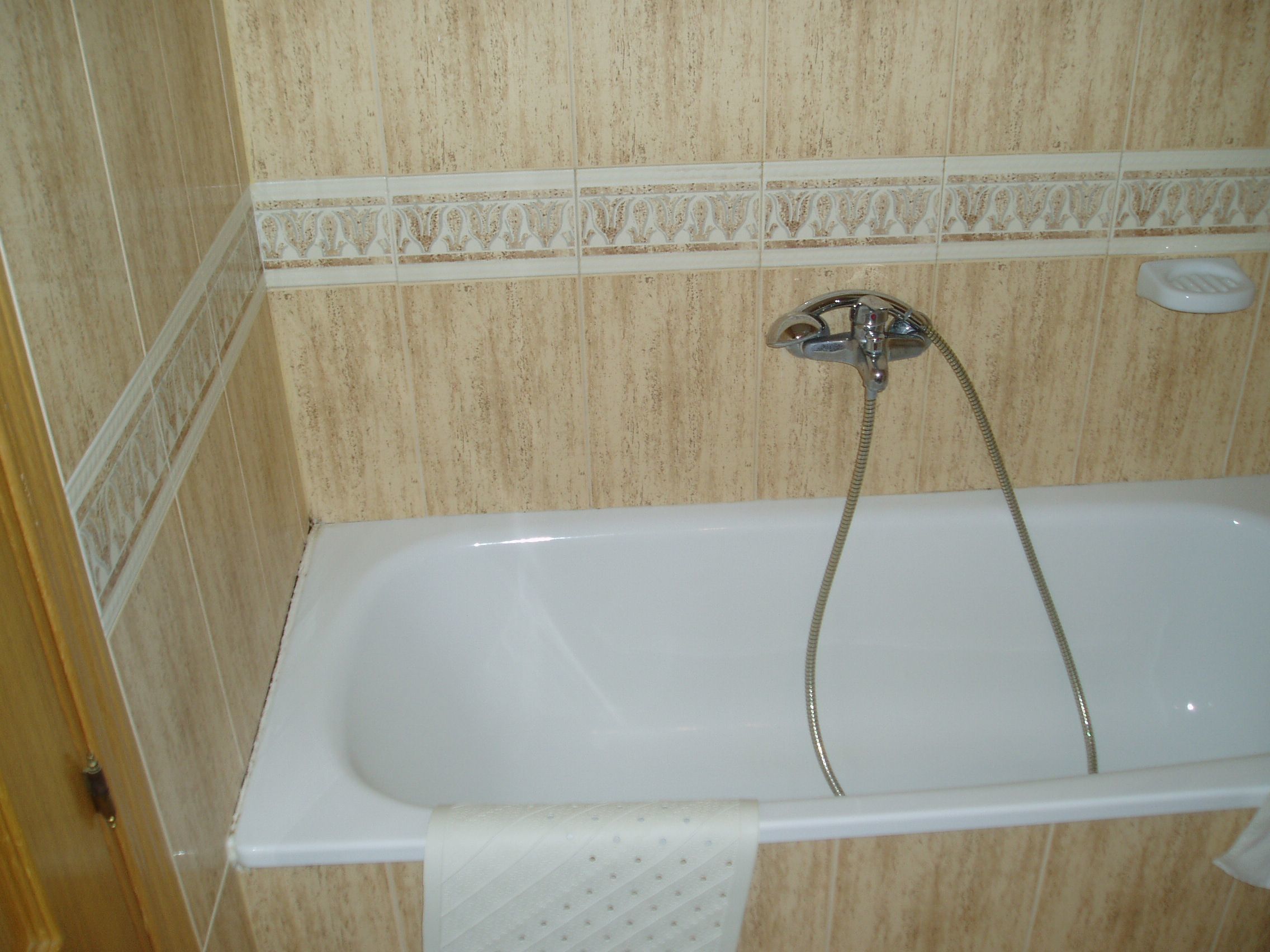Deep soaking bathtub