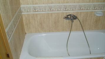 Deep soaking bathtub