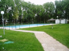 Una piscina al aire libre de temporada