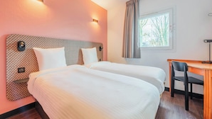 A hotel room with two beds, a desk, and a chair. - B&B HOTEL Strasbourg Nord Mundolsheim (Mundolsheim)