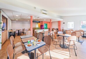 Daily buffet breakfast for a fee - B&B HOTEL Strasbourg Nord Mundolsheim (Mundolsheim)