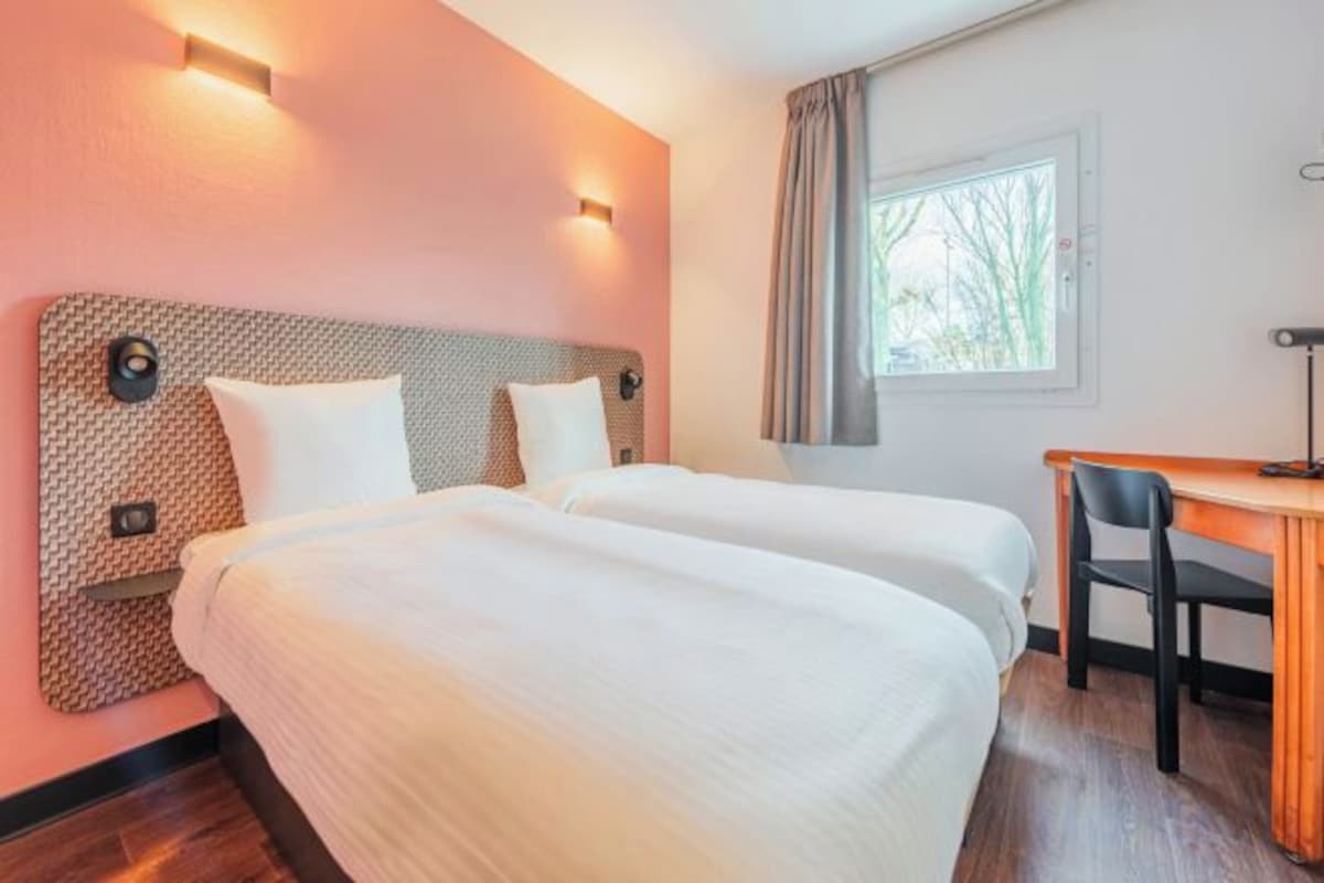 Ropa de cama de alta calidad, colchones viscoelásticos, escritorio