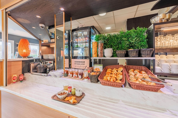 Daily buffet breakfast for a fee