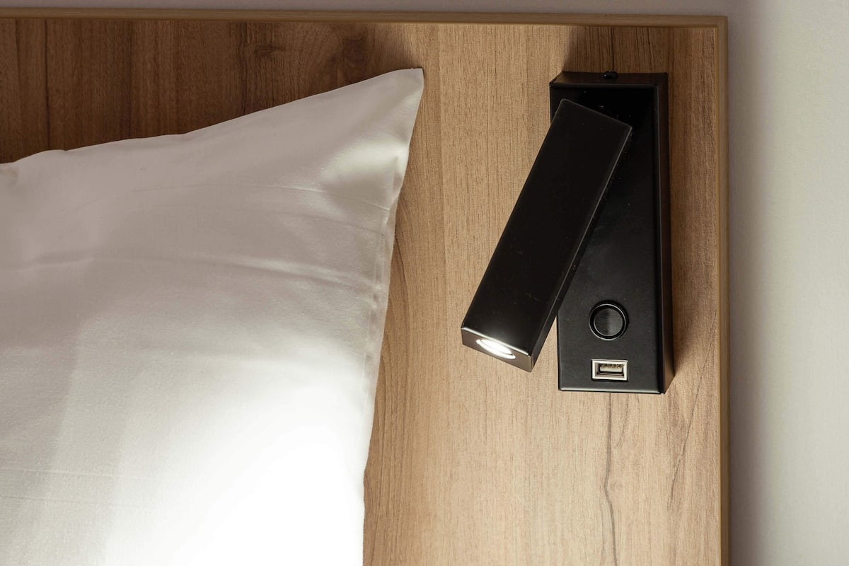 Premium-sengetøj, senge med madrasser af memory foam, skrivebord