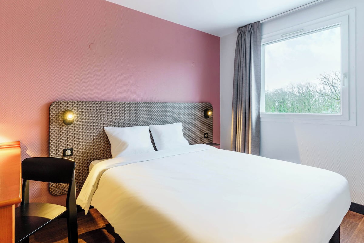 in-room safe, desk, soundproofing, iron/ironing board