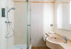 Een douche, een haardroger, handdoeken