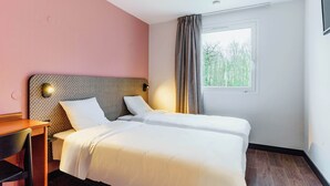 Kamar Twin | Brankas, meja kerja, kedap suara, dan setrika/meja setrika