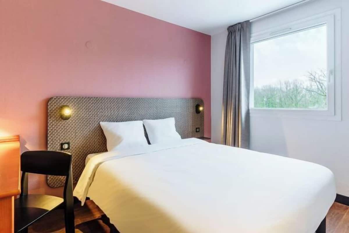 Zimmersafe, Schreibtisch, schallisolierte Zimmer, Bügeleisen/Bügelbrett