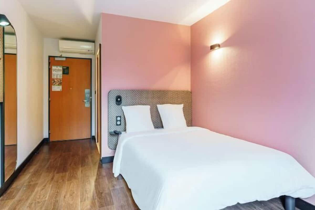Zimmersafe, Schreibtisch, schallisolierte Zimmer, Bügeleisen/Bügelbrett