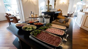 Free daily buffet breakfast