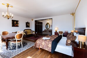 Escritorio, tabla de planchar con plancha, wifi gratis y ropa de cama 