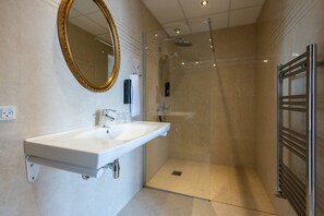 Douche, séchoir à cheveux, serviettes fournies