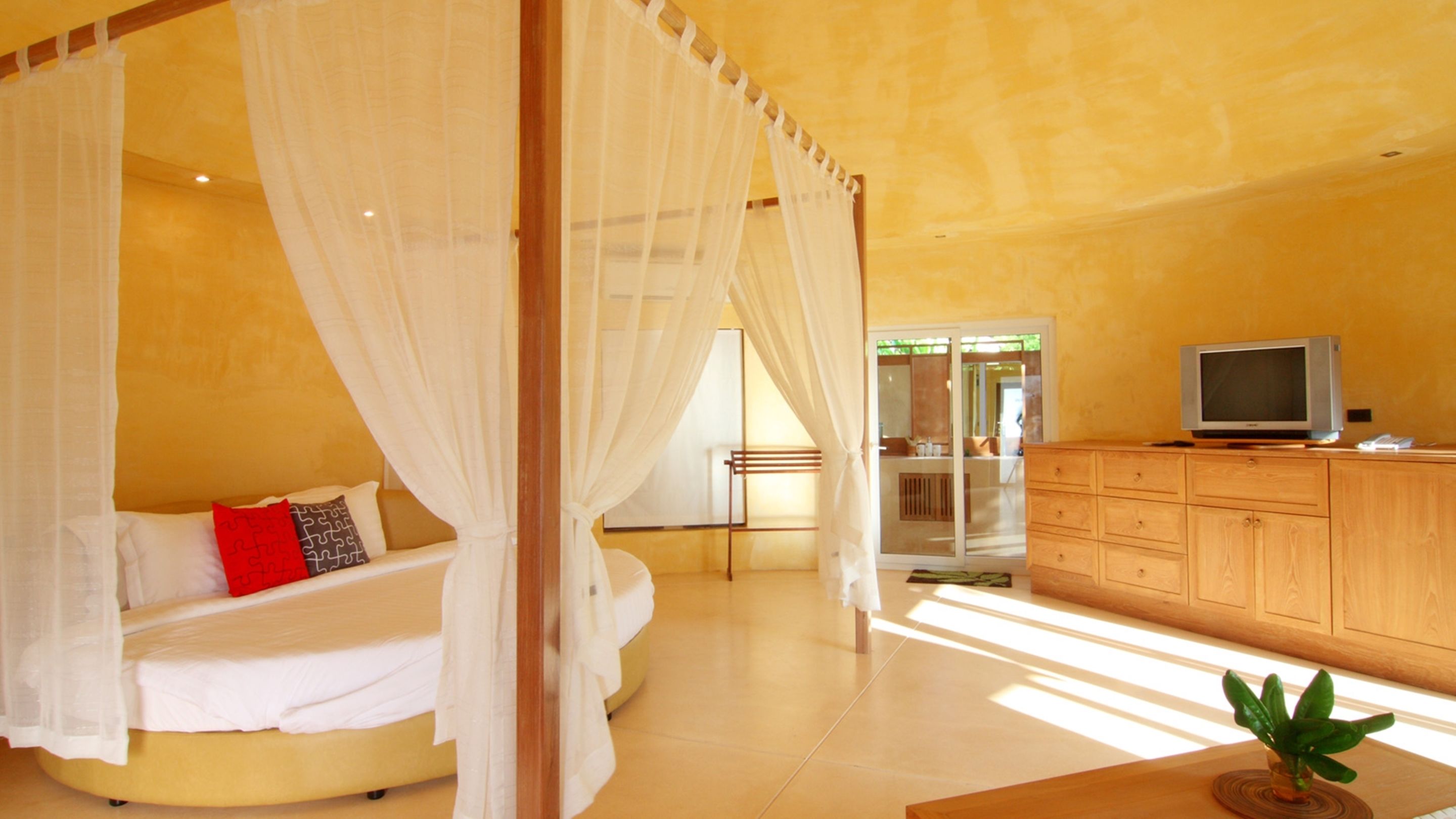 Chic Villa with Private Pool | 客房内  保险箱、折叠床/加床（额外收费）、免费 WiFi