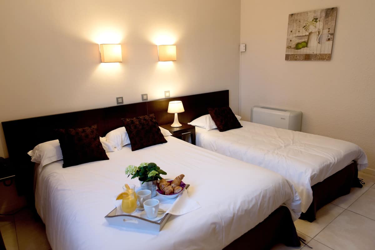 Triple Room | Desk, soundproofing, free cribs/infant beds, free WiFi