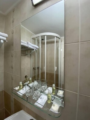 Standard Twin Room | Bathroom