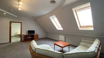 1 bedroom, premium bedding, minibar, in-room safe