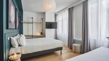 Habitación triple | Caja fuerte, escritorio, espacio para trabajar con un portátil