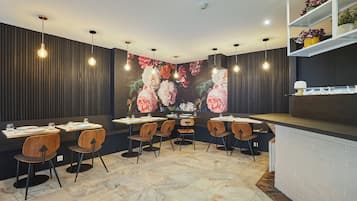 Se ofrece un desayuno bufé (14 EUR por persona)