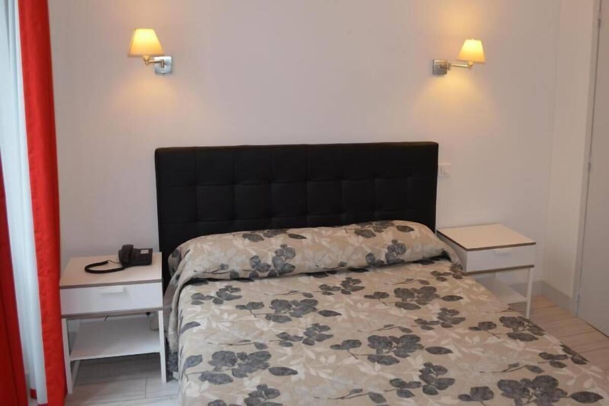 Safe på rommet, skrivebord, skrivebord for bærbar PC og lydisolert