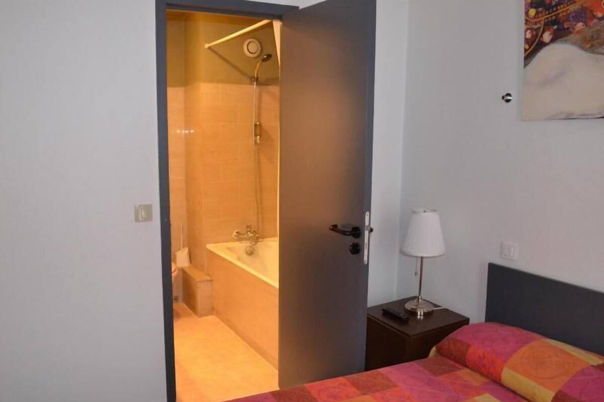 Safe på rommet, skrivebord, skrivebord for bærbar PC og lydisolert