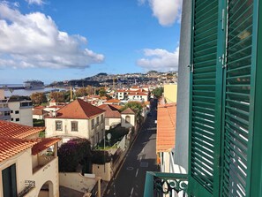 全景三人房 | 高档床上用品、隔音、熨斗/熨板、免费 WiFi