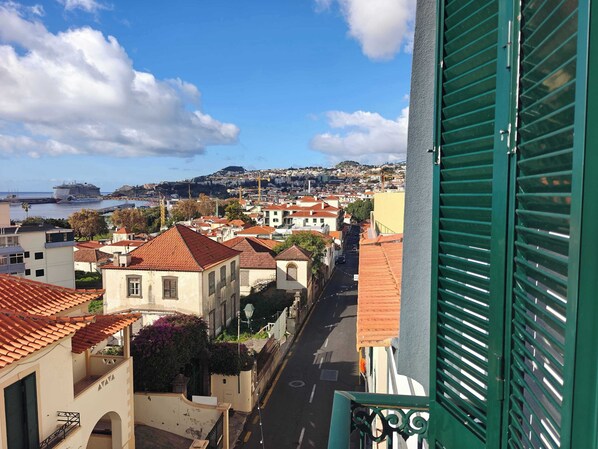 全景三人房 | 高档床上用品、隔音、熨斗/熨板、免费 WiFi