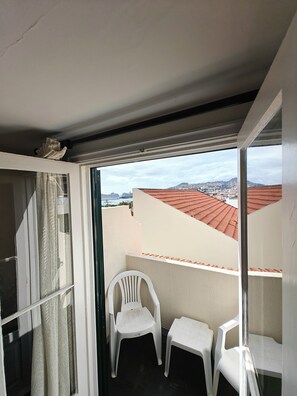 双人房 | 客房内保险箱、办公桌、隔音、熨斗/熨板