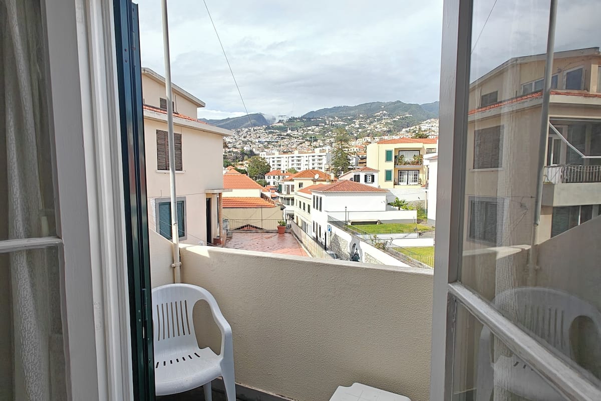 Premium bedding, soundproofing, iron/ironing board, free WiFi