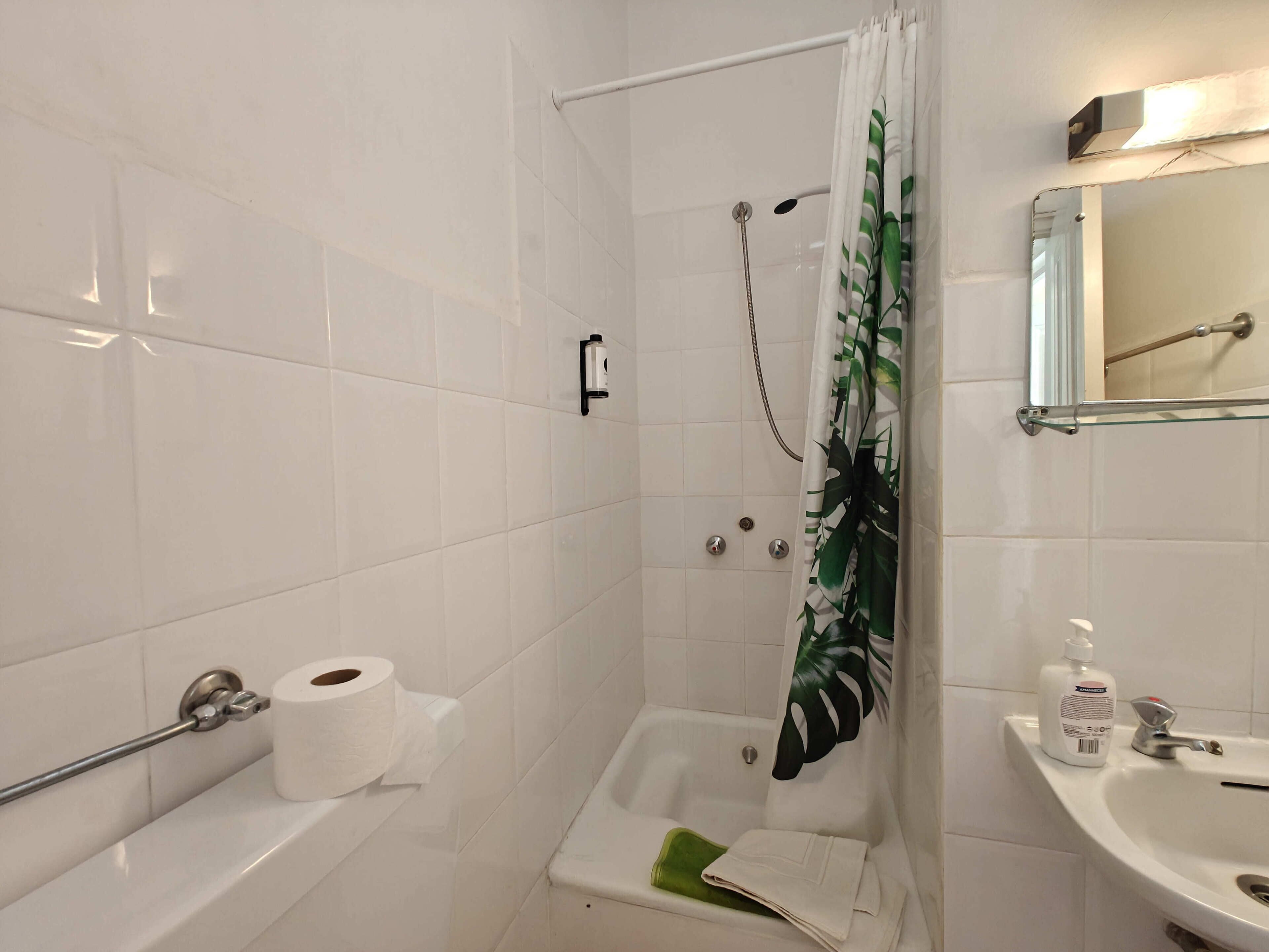 Combined shower/tub, rainfall showerhead, towels