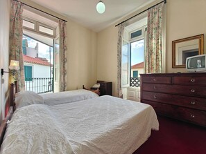 Quarto Triplo Comfort (Shared Bathroom) | Hochwertige Bettwaren, schallisolierte Zimmer, Bügeleisen/Bügelbrett