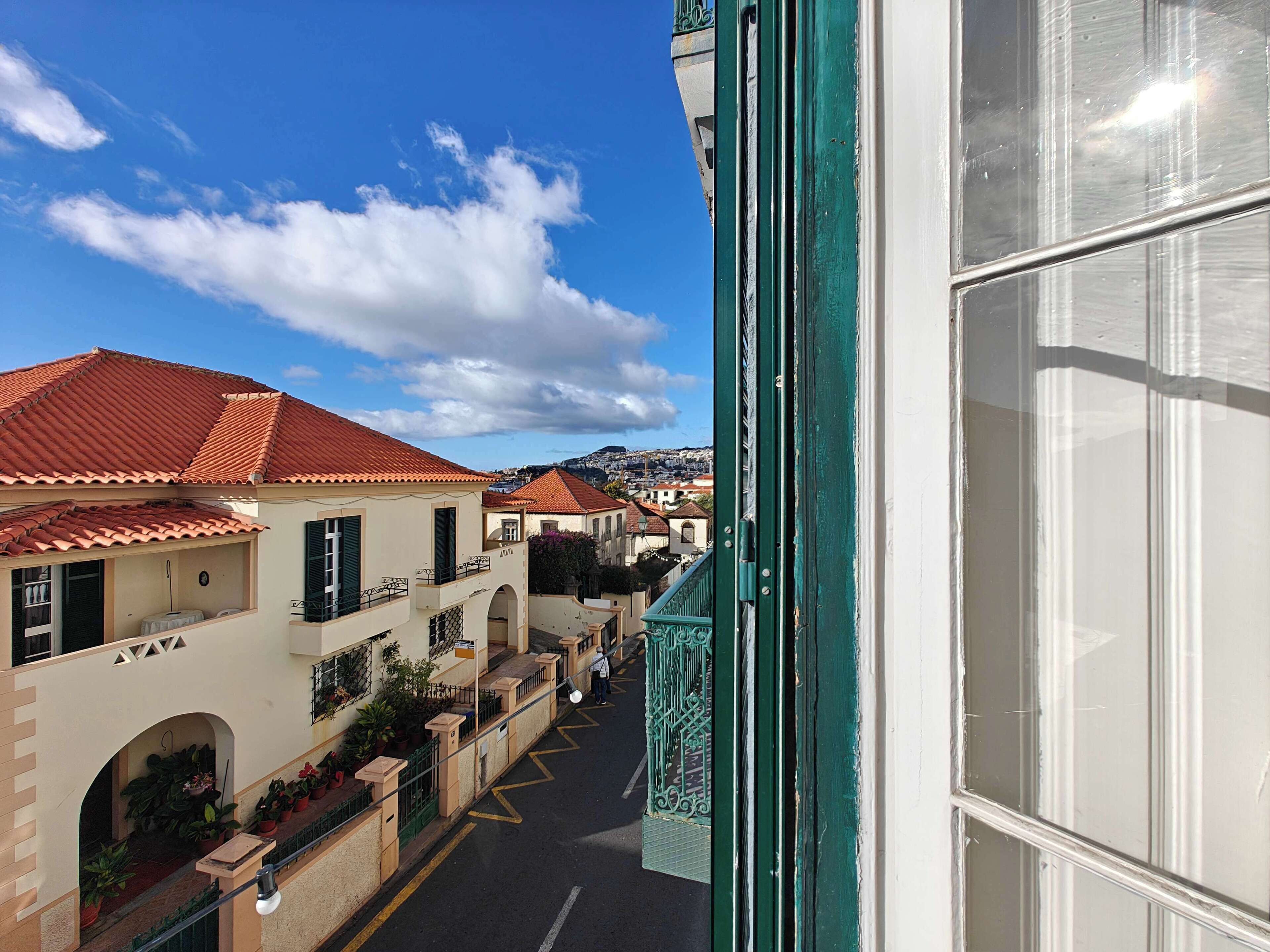 经济三人房 | 高档床上用品、隔音、熨斗/熨板、免费 WiFi