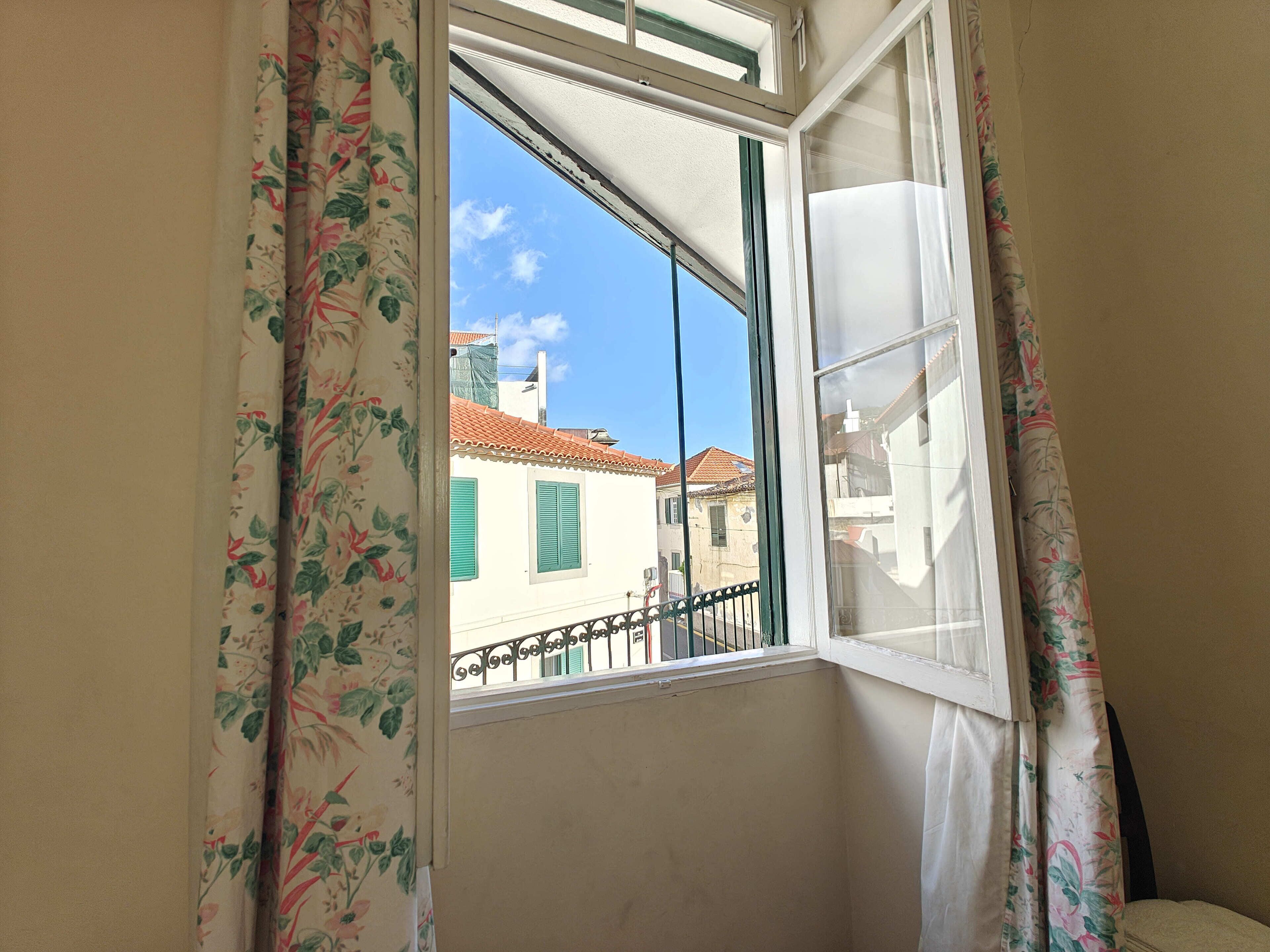 Una habitación con ventana que da a la calle.