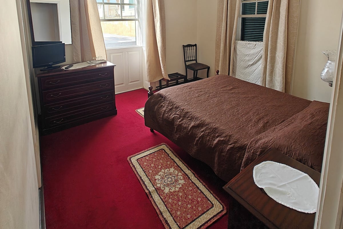 Premium bedding, soundproofing, iron/ironing board, free WiFi