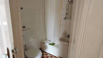 Combined shower/tub, rainfall showerhead, bidet, towels