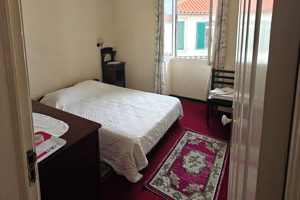 Premium bedding, soundproofing, iron/ironing board, free WiFi