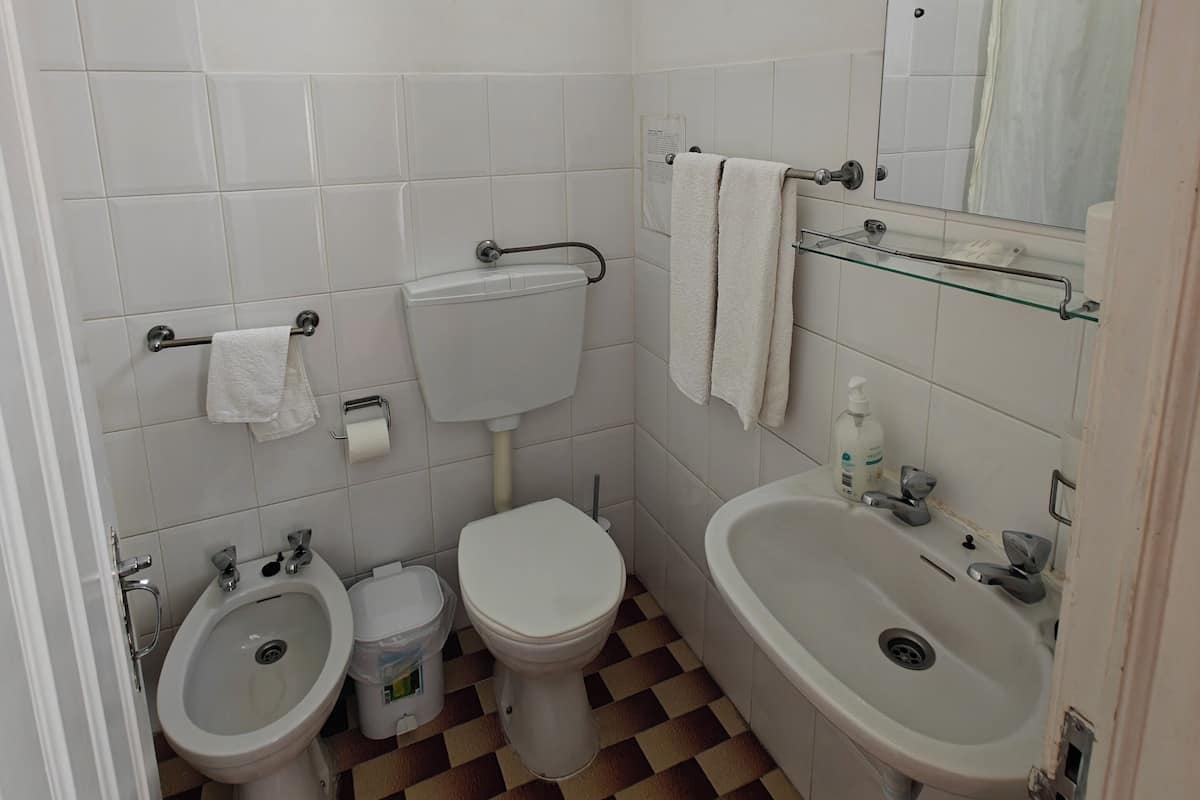 Luxe beddengoed, geluiddichte muren, een strijkplank/strijkijzer