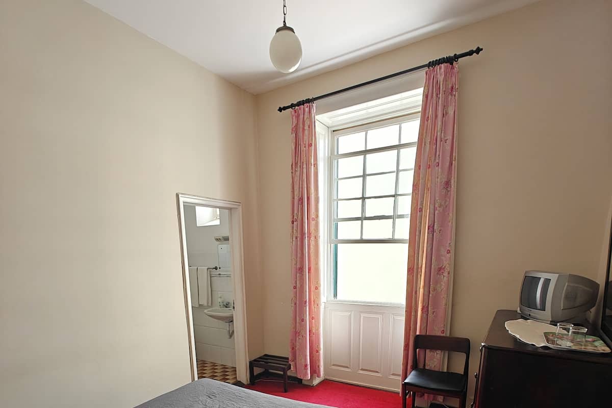 Premium bedding, soundproofing, iron/ironing board, free WiFi