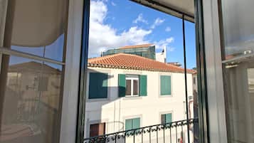 Kahden hengen economy-huone | Ylelliset vuodevaatteet, ÀÀnieristys, silitysrauta/-lauta