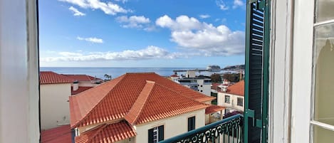 Kolmen hengen panoraamahuone | Ylelliset vuodevaatteet, äänieristys, silitysrauta/-lauta