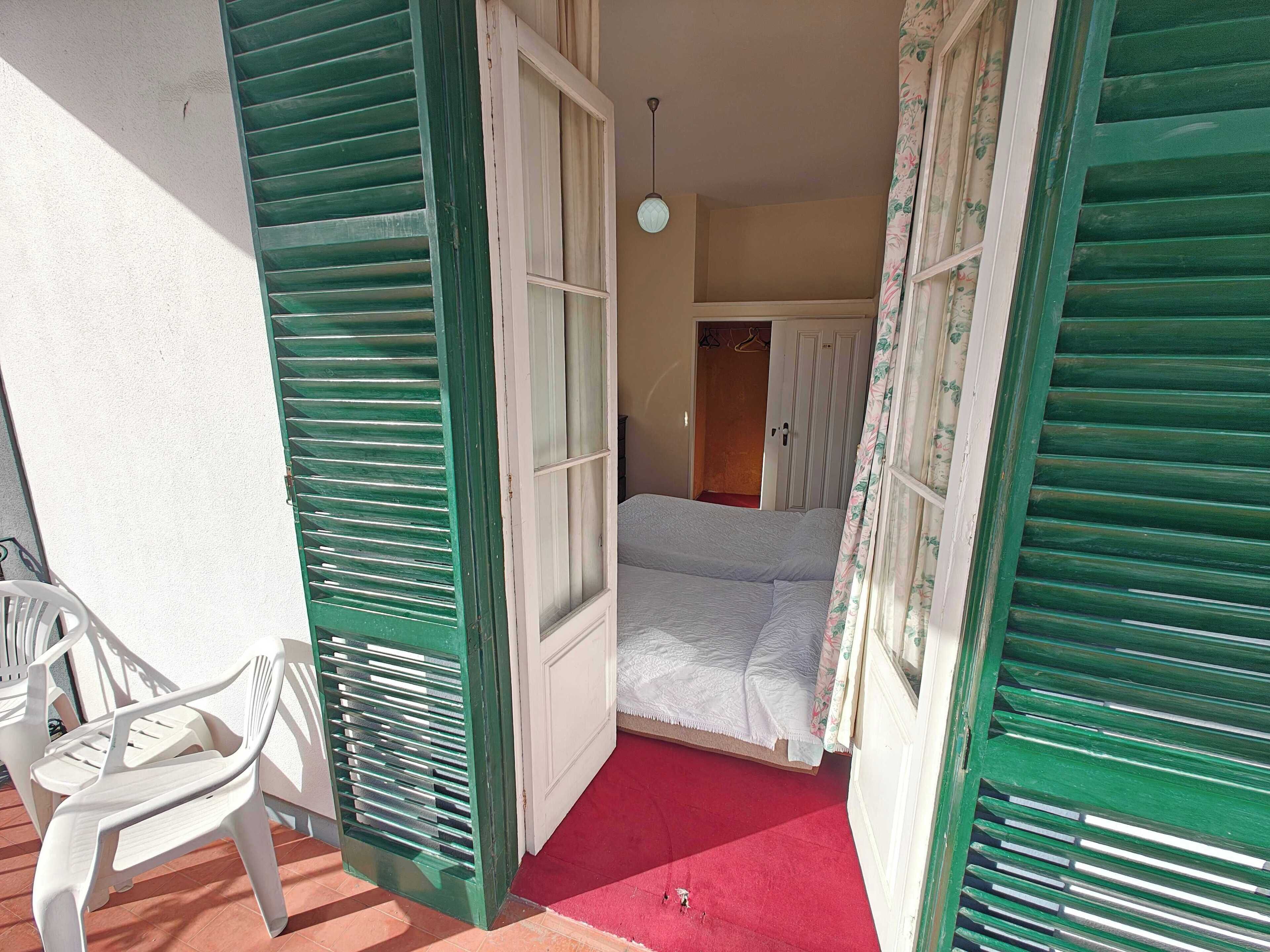 Une pièce comprenant un lit, une chaise et une armoire.