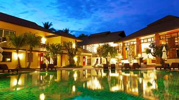 Außenpool, Sonnenschirme