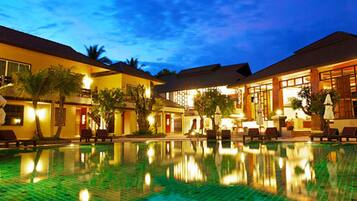 Außenpool, Sonnenschirme