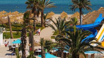 Aan een privéstrand, ligstoelen, parasols, strandlakens