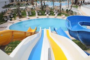 Inomhuspool och en säsongsöppen utomhuspool