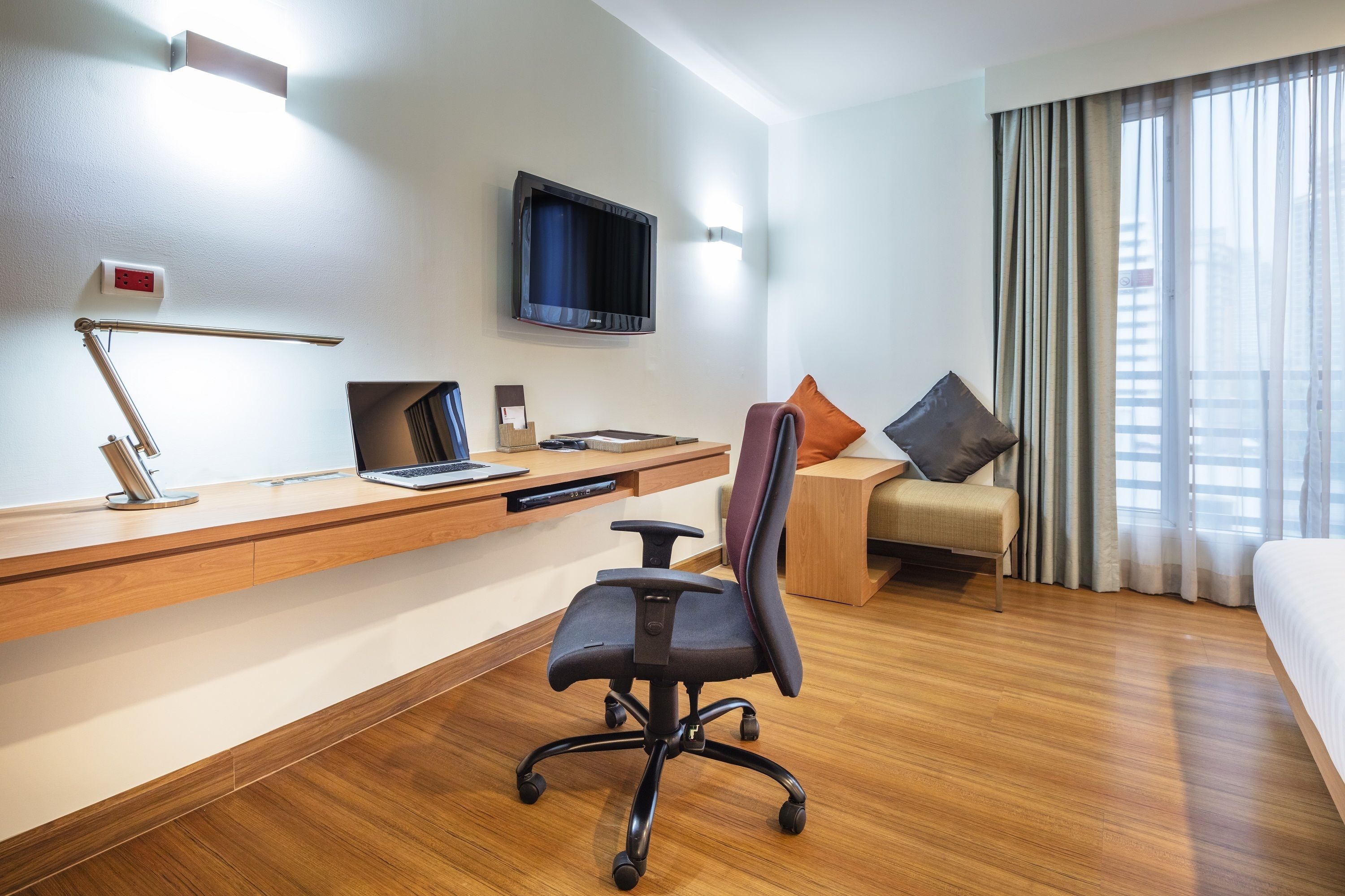 deluxe room, 1 king bed | living area | 32-inch lcd tv with cable channels, tv